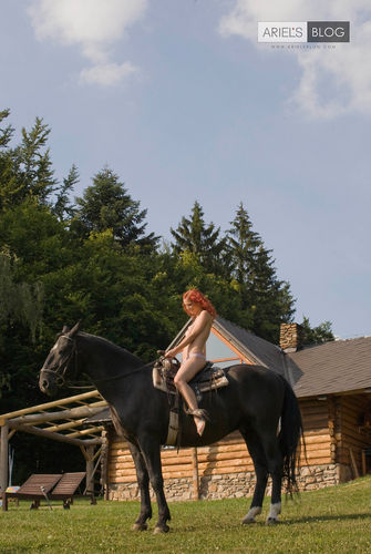 ArielsBlog – 2008-08-29 – Ariel vs. horse – BTS (95) 2912×4368