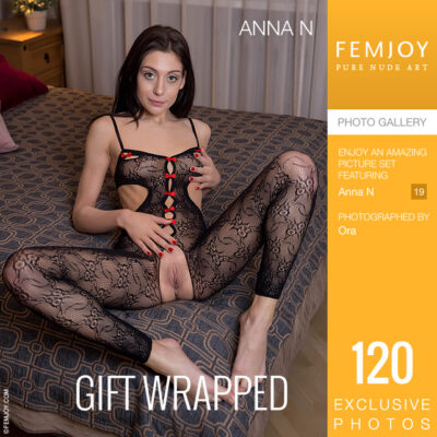 FJ – 2022-04-03 – Anna N – Gift Wrapped – by Ora (120) 3334×5000